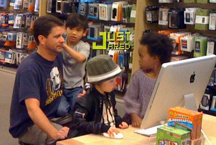 Pax Thiên, Shiloh và Zahara nhà Jolie - Pitt tại một cửa hàng máy tính. Pax Thiên, Shiloh và Zahara nhà Jolie - Pitt tại một cửa hàng máy tính.