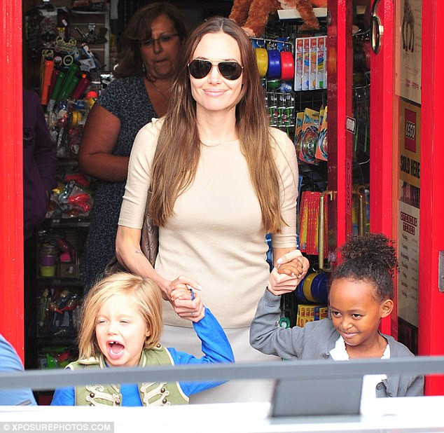Angelina Jolie cùng hai cô con gái mua sắm tại Richmond Angelina Jolie cùng hai cô con gái mua sắm tại Richmond