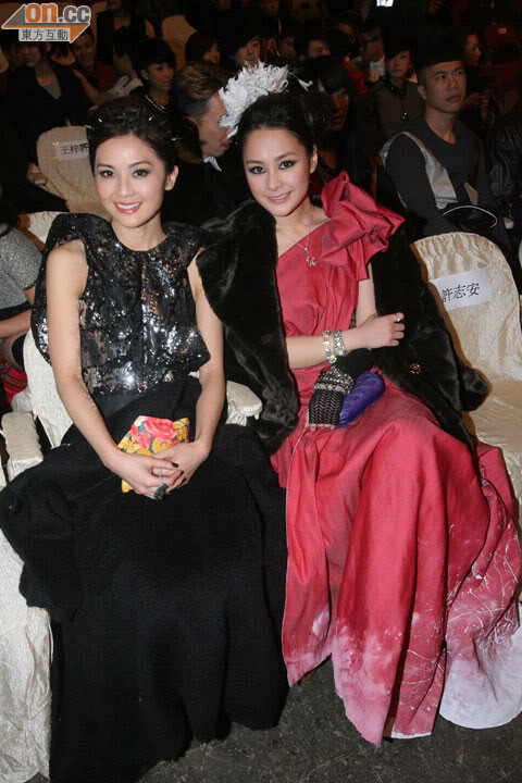 Thái Trác Nghiên với chiếc áo khoác trùm kín chân Thái Trác Nghiên với chiếc áo khoác trùm kín chân