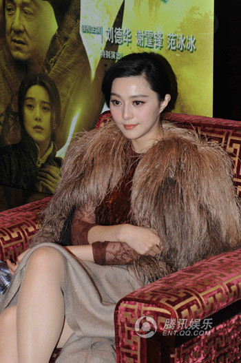 Cô cẩn thận dùng khăn che chắn cho an toàn Cô cẩn thận dùng khăn che chắn cho an toàn