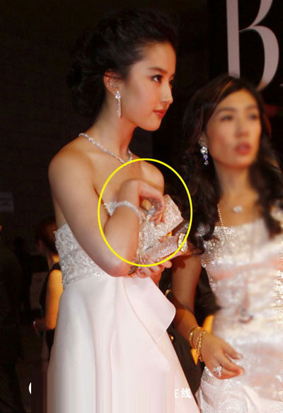 Trước tai nạn ngoài ý muốn, người đẹp họ Lưu đành "chữa cháy" bằng cách giữ chặt váy Trước tai nạn ngoài ý muốn, người đẹp họ Lưu đành "chữa cháy" bằng cách giữ chặt váy