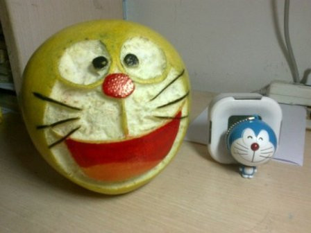 Quả bưởi được cắt tỉa thành khuôn mặt chú mèo máy Doreamon thông minh Quả bưởi được cắt tỉa thành khuôn mặt chú mèo máy Doreamon thông minh