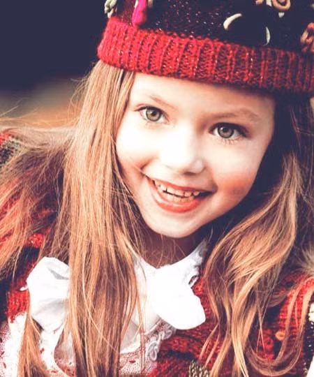 Débora Silva sinh năm 1997, hiện là người mẫu rất được chú ý tại Brazil. Cô sinh ra ở thành phố Annapolis thuộc Goias của đất nước Nam Mỹ. Débora Silva sở hữu làn da trắng, đôi mắt nâu và mái tóc hạt dẻ.