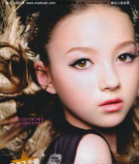 Mackenzie Foy sinh năm 2000, so với 2 đàn chị kể trên, cô bé chỉ xếp vào hàng "em út". Tuy nhiên, Mackenzie đã có thâm niên 7 năm trong nghề người mẫu. Cô bé bắt đầu làm người mẫu cho các thương hiệu Garnet Hill, Polo Ralph Lauren và Guess Kids từ năm 4 tuổi. Mackenzie Foy sinh năm 2000, so với 2 đàn chị kể trên, cô bé chỉ xếp vào hàng "em út". Tuy nhiên, Mackenzie đã có thâm niên 7 năm trong nghề người mẫu. Cô bé bắt đầu làm người mẫu cho các thương hiệu Garnet Hill, Polo Ralph Lauren và Guess Kids từ năm 4 tuổi.