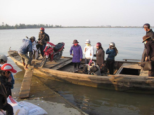 10 năm rồi, trên "ốc đảo" chưa từng có một đám cưới nào diễn ra. Chiếc đò này vì thế như một nhân chứng buồn ở thôn Lam Giang. Làng 10 năm không đám cưới và mái trường 'độc nhất vô nhị'