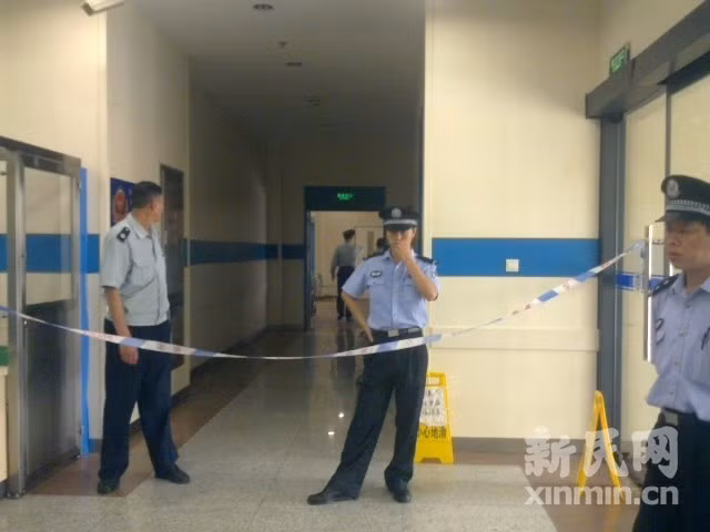 Bên ngoài phòng cấp cứu và phẫu thuật, cảnh sát đã phong tỏa các lối đi