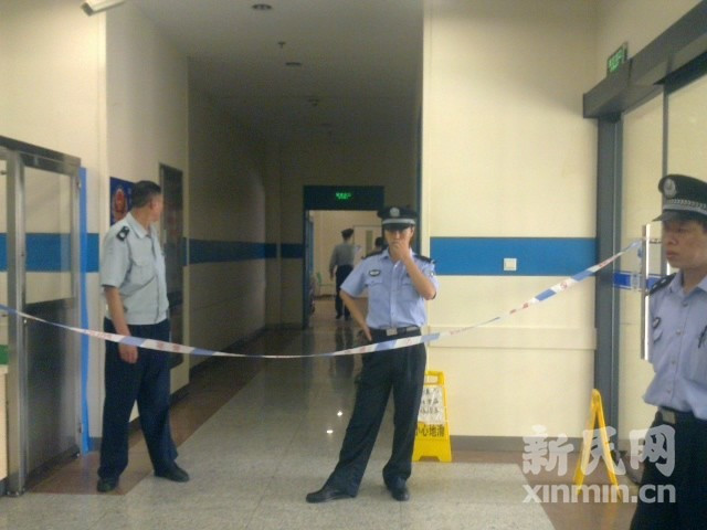 Bên ngoài phòng cấp cứu và phẫu thuật, cảnh sát đã phong tỏa các lối đi