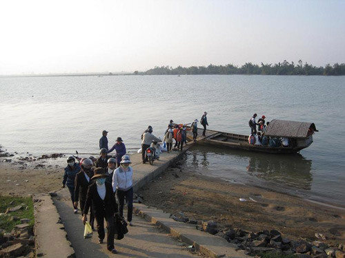 Các giáo viên đến trường với bao gập ghềnh, chòng chành dạy chữ một chuyến đò ngang Làng 10 năm không đám cưới và mái trường 'độc nhất vô nhị'