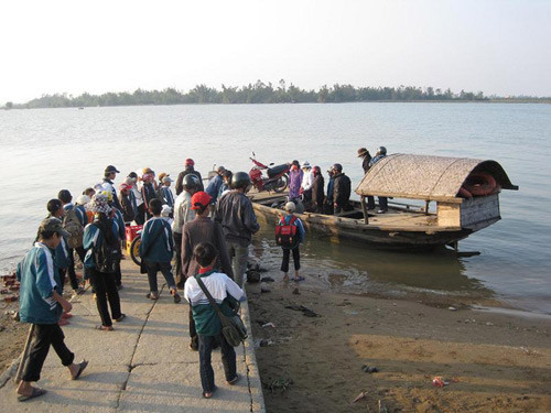 Học sinh qua lại trên chuyến đò, và cũng rời bỏ quê trên chuyến đò này. Thành thử, nơi đây chỉ còn phần lớn những người già. Làng 10 năm không đám cưới và mái trường 'độc nhất vô nhị'