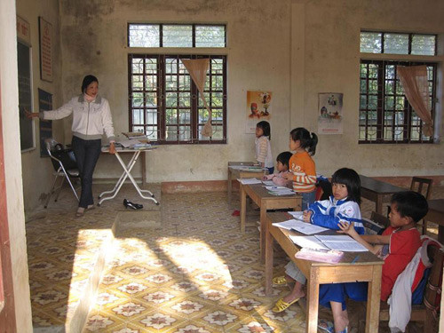 Mỗi lớp học ở "ốc đảo" chỉ có lèo tèo mấy em học sinh Làng 10 năm không đám cưới và mái trường 'độc nhất vô nhị'