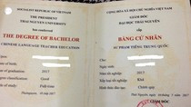 Được đào tạo 70% tiếng Anh, 30% tiếng Trung, các sinh viên ra trường chỉ nhận được tấm bằng đơn ngữ tiếng Trung. Theo các sinh viên, trước đó nhà trường có hứa sau khi tốt nghiệp sẽ được cấp bằng song ngữ Trung - Anh. (Ảnh Trực Ngôn) Được đào tạo 70% tiếng Anh, 30% tiếng Trung, các sinh viên ra trường chỉ nhận được tấm bằng đơn ngữ tiếng Trung. Theo các sinh viên, trước đó nhà trường có hứa sau khi tốt nghiệp sẽ được cấp bằng song ngữ Trung - Anh. (Ảnh Trực Ngôn)