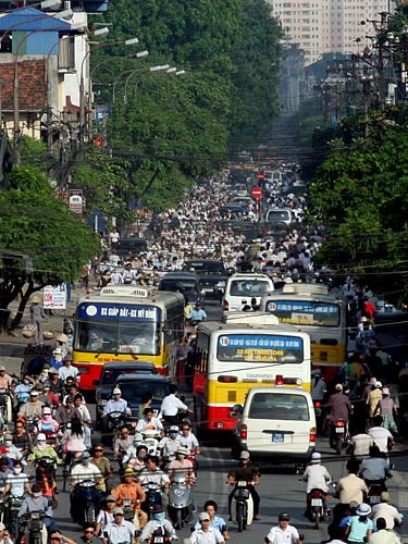 Thay vì được về thẳng nhà thì họ phải chen lấn giữa đám đông và khói bụi hàng giờ để chờ dòng xe lưu thông (Ảnh minh họa) Thay vì được về thẳng nhà thì họ phải chen lấn giữa đám đông và khói bụi hàng giờ để chờ dòng xe lưu thông (Ảnh minh họa)