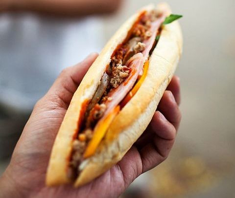 Bánh thường được nướng nóng giòn từ trước, sau đó người bán sẽ rạch một đường dọc theo thân bánh và cho lần lượt theo thứ tự gia vị, bơ, thịt (hoặc trứng, chả, thịt xá xíu...), gắp một chút rau (dưa chuột, rau mùi, hành...) để lên trên phần nhân thịt đã có và rưới nước sốt (tương ớt, xì dầu...). Bánh thường được nướng nóng giòn từ trước, sau đó người bán sẽ rạch một đường dọc theo thân bánh và cho lần lượt theo thứ tự gia vị, bơ, thịt (hoặc trứng, chả, thịt xá xíu...), gắp một chút rau (dưa chuột, rau mùi, hành...) để lên trên phần nhân thịt đã có và rưới nước sốt (tương ớt, xì dầu...).