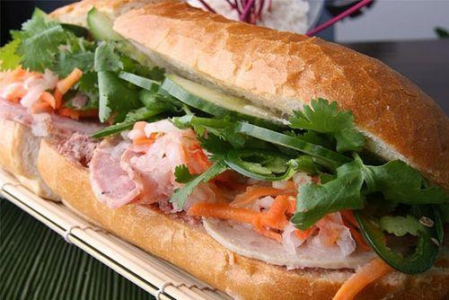 Nếu ở Sài Gòn, nhắc đến bánh mì, người dân Sài thành có thể kể vanh vách những cái tên mà hàng chục năm nay luôn khiến họ " chảy nước miếng" vì thòm thèm mỗi khi nhắc đến như: Bánh mì Như Lan, Hà Nội, Lệ… Nếu ở Sài Gòn, nhắc đến bánh mì, người dân Sài thành có thể kể vanh vách những cái tên mà hàng chục năm nay luôn khiến họ " chảy nước miếng" vì thòm thèm mỗi khi nhắc đến như: Bánh mì Như Lan, Hà Nội, Lệ…
