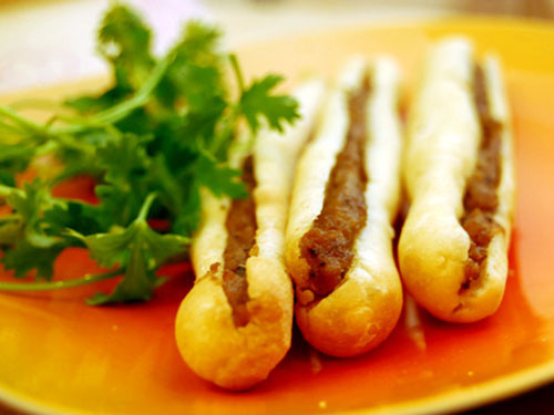 Bánh mì cay là món đặc sản của đất cảng Hải Phòng. Món ăn ấy được coi như "của để dành" của người miền biển. Bánh mì cay là món đặc sản của đất cảng Hải Phòng. Món ăn ấy được coi như "của để dành" của người miền biển.