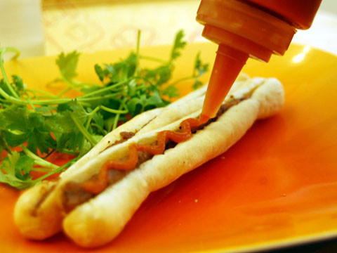 Chiếc bánh bé xíu ấy được bổ đôi, cho patê vào giữa rồi cho vào lò nướng. Bánh có thêm ít hành khô phi thơm và tất nhiên không thể thiếu được món tương ớt (chí chương) cay xè lưỡi, làm từ ớt tươi nguyên trái. Chiếc bánh bé xíu ấy được bổ đôi, cho patê vào giữa rồi cho vào lò nướng. Bánh có thêm ít hành khô phi thơm và tất nhiên không thể thiếu được món tương ớt (chí chương) cay xè lưỡi, làm từ ớt tươi nguyên trái.