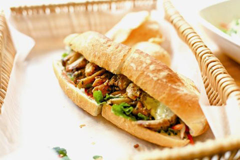 Bánh mì Việt Nam thông thường làm từ bột mì và bột gạo với vỏ bánh cứng, giòn. Các thực phẩm bên trong tùy theo vùng miền, thường bao gồm: thịt lợn quay, thịt băm hầm với gia vị, thịt xíu mại, pa tê gan, lạp xường,, trứng rán, chả,, bì, bơ, mỡ hành..., Bánh mì Việt Nam thông thường làm từ bột mì và bột gạo với vỏ bánh cứng, giòn. Các thực phẩm bên trong tùy theo vùng miền, thường bao gồm: thịt lợn quay, thịt băm hầm với gia vị, thịt xíu mại, pa tê gan, lạp xường,, trứng rán, chả,, bì, bơ, mỡ hành...,