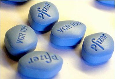 3. Viagra + Nước ép bưởi: Viagra và Nước ép bưởi Có thể bạn nghĩ rằng uống nước ép bưởi với Viagra là tốt, nhưng sự thật hoàn toàn không phải vậy. Nghe thì có vẻ hấp dẫn nhưng sự kết hợp này có thể khiến bạn đồng thời vừa đau thắt ngực vừa bị nhồi máu cơ tim. 3. Viagra + Nước ép bưởi: Viagra và Nước ép bưởi Có thể bạn nghĩ rằng uống nước ép bưởi với Viagra là tốt, nhưng sự thật hoàn toàn không phải vậy. Nghe thì có vẻ hấp dẫn nhưng sự kết hợp này có thể khiến bạn đồng thời vừa đau thắt ngực vừa bị nhồi máu cơ tim.