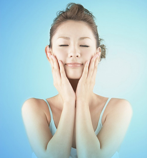 Kỹ thuật massage cho mặt tiền trở nên trẻ trung hơn chỉ có khoảng 6 bước thôi các chị em ạ. Vì thế thực hiện chúng sẽ không làm mất nhiều thời gian của bạn đâu. Ảnh minh họa