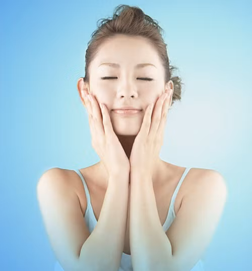 Kỹ thuật massage cho mặt tiền trở nên trẻ trung hơn chỉ có khoảng 6 bước thôi các chị em ạ. Vì thế thực hiện chúng sẽ không làm mất nhiều thời gian của bạn đâu. Ảnh minh họa