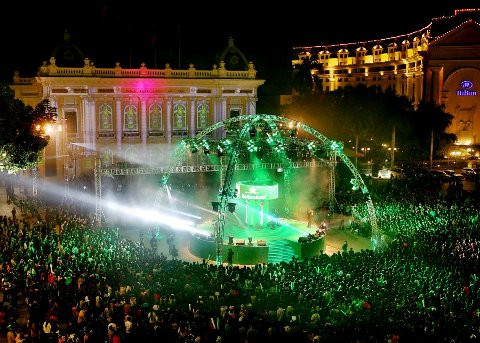 4. Đếm ngược chào năm 2012 Quảng trường Nhà Hát Lớn Hà Nội sẽ bùng nổ với những tiếng đếm ngược của hàng vạn người trong khoảnh khắc cuối cùng của năm cũ vào chào năm mới 2012. Heineken Countdown Party - Bữa tiệc âm nhạc đếm ngược đón năm mới sẽ bắt đầu từ 20h ngày 31/12 tới. 4. Đếm ngược chào năm 2012 Quảng trường Nhà Hát Lớn Hà Nội sẽ bùng nổ với những tiếng đếm ngược của hàng vạn người trong khoảnh khắc cuối cùng của năm cũ vào chào năm mới 2012. Heineken Countdown Party - Bữa tiệc âm nhạc đếm ngược đón năm mới sẽ bắt đầu từ 20h ngày 31/12 tới.