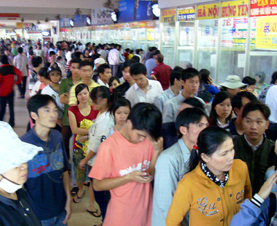 Tàu đã vậy, người đi xe khách cũng gian nan không kém. Hành khách xếp hàng mua vé xe thương hiệu tại Bến xe miền Đông. Ảnh SGGP