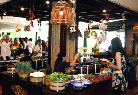 Bên cạch đó, du khách sẽ có cơ hội được thỏa sức lựa chọn, mua sắm quà Tết với rất nhiều mặt hàng phong phú và đa dạng. Trẻ em có thể trải nghiệm nhiều trò chơi dân gian và hiện đại như Bịt mặt đập niêu, Rồng thép Thăng Long, Tàu điện trên không, Đu quay khổng lồ… Bên cạch đó, du khách sẽ có cơ hội được thỏa sức lựa chọn, mua sắm quà Tết với rất nhiều mặt hàng phong phú và đa dạng. Trẻ em có thể trải nghiệm nhiều trò chơi dân gian và hiện đại như Bịt mặt đập niêu, Rồng thép Thăng Long, Tàu điện trên không, Đu quay khổng lồ…