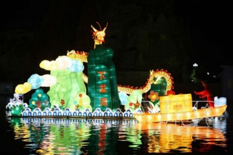 5. Chương trình nghệ thuật ở Thiên Đường Bảo Sơn Vào 9h ngày 31/12/2011 tại sân khấu Laze nhạc nước - Thiên đường Bảo Sơn diễn ra chương trình nghệ thuật hấp dẫn với sự tham gia của nhiều nghệ sĩ, doanh nhân nổi tiếng. Chương trình sẽ có những màn múa nghệ thuật đặc sắc: múa chim công, đàn bầy, cồng chiêng… 5. Chương trình nghệ thuật ở Thiên Đường Bảo Sơn Vào 9h ngày 31/12/2011 tại sân khấu Laze nhạc nước - Thiên đường Bảo Sơn diễn ra chương trình nghệ thuật hấp dẫn với sự tham gia của nhiều nghệ sĩ, doanh nhân nổi tiếng. Chương trình sẽ có những màn múa nghệ thuật đặc sắc: múa chim công, đàn bầy, cồng chiêng…