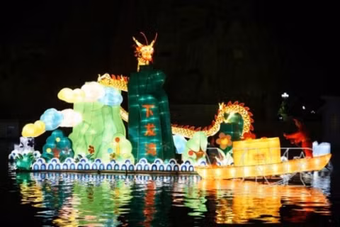 5. Chương trình nghệ thuật ở Thiên Đường Bảo Sơn Vào 9h ngày 31/12/2011 tại sân khấu Laze nhạc nước - Thiên đường Bảo Sơn diễn ra chương trình nghệ thuật hấp dẫn với sự tham gia của nhiều nghệ sĩ, doanh nhân nổi tiếng. Chương trình sẽ có những màn múa nghệ thuật đặc sắc: múa chim công, đàn bầy, cồng chiêng…