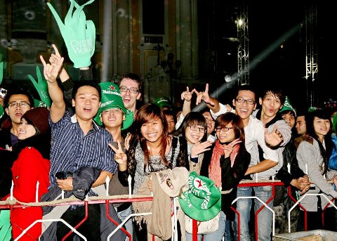 Sau lần đầu tổ chức thành công tại Hà Nội vào năm ngoái, Heineken Countdown Party sẽ trở lại với khán giả thủ đô với dàn nghệ sỹ trong và ngoài nước. Sau lần đầu tổ chức thành công tại Hà Nội vào năm ngoái, Heineken Countdown Party sẽ trở lại với khán giả thủ đô với dàn nghệ sỹ trong và ngoài nước.