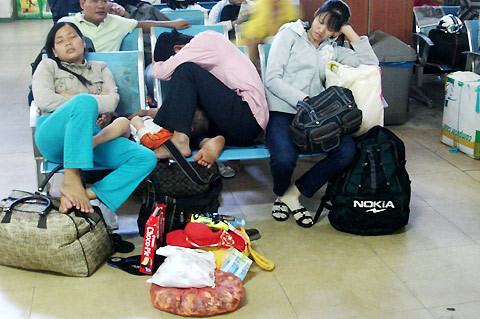 Trong bến những hàng ghế cũng trở thành nơi lý tưởng làm chỗ ngủ nghỉ của nhiều hành khách để chờ xe. Ảnh: Tuổi trẻ