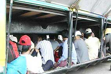 Những ngày cuối năm. xe khách lại thường chở vượt số người quy định. Trong ảnh: Hành khách bị “nhồi” cả vào khoang hành lý. Ảnh: Báo Nhân dân