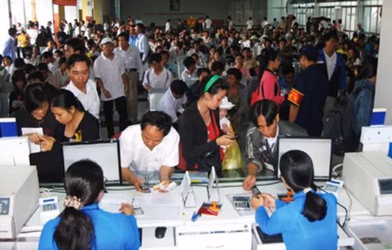 Cảnh chen chúc chờ đợi thường thấy để mua vé trong những mùa Tết.