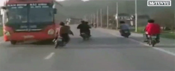 Dường như những nhân vật trong clip này đã hết cái để chơi nên đùa giỡn cả với tính mạng của mình? Dường như những nhân vật trong clip này đã hết cái để chơi nên đùa giỡn cả với tính mạng của mình?