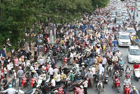 Việc thay đổi giờ học, giờ làm là để góp phần làm giảm tình trạng tắc đường. (Ảnh minh họa) Việc thay đổi giờ học, giờ làm là để góp phần làm giảm tình trạng tắc đường. (Ảnh minh họa)