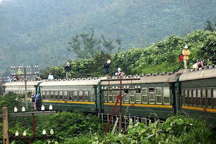 Chờ tàu đã khổ, được cơ hội lên tàu cũng lắm gian nan. Không mua được vé, nhiều "thượng đế" đã phải chọn hạ sách ... tàu chui. Ảnh: VNN