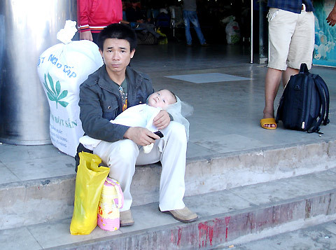 ...gương mặt mệt mỏi vì chờ đợi.