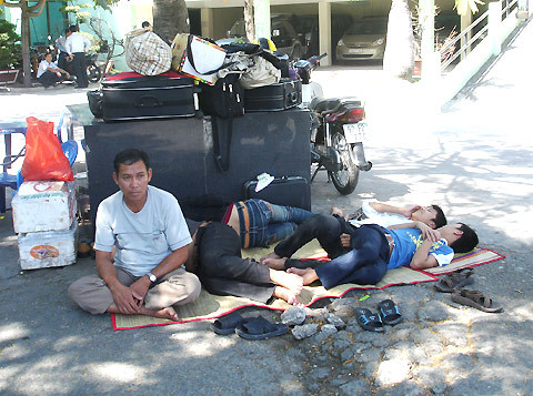 Về Tết thường phải ra xếp hàng từ chập tối. Nàm vạ nằm vật đợi bảy tám tiếng mới lên tàu là chuyện bình thường.