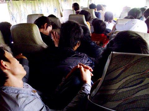 Hành khách bị nhồi nhét ngồi xuống sàn xe Ảnh VNE