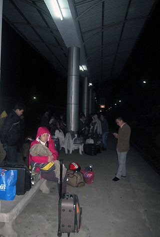 Tàu SE4 tối ngày mồng 6 Tết Canh Dần, dự định đến ga Vinh lúc 23h04 phút, nhưng mãi đến 12h50 tàu mới vào ga. Rất nhiều người có con nhỏ đã phải chờ tàu trong mưa phùn và giá rét. Ảnh VTC