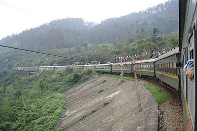 “Thượng đế” đi "tàu chui" trên nóc như thế này. Rất nguy hiểm! Trong ảnh: Ảnh chụp tàu TN2 đoạn qua đèo Hải Vân. Chuyến tàu khởi hành vào sáng 9/1 tết Mậu tý tại ga Sài Gòn, (Lộ trình Sài Gòn - Hà Nội) Ảnh VTC