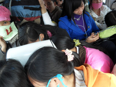 Mấy chục con người hen chúc trên xe. Ảnh Dân trí