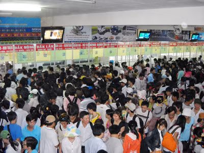 Cảnh chen chúc thường thấy mỗi dịp cuối năm. Ảnh SGGP
