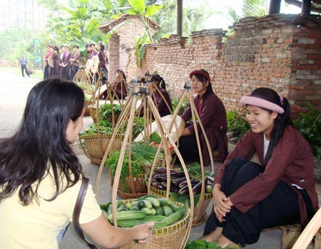 3. Lễ hội ẩm thực ở công viên Hồ Tây Từ 30/12 đến 2/1/2012, tại công viên Hồ Tây (Hà Nội) sẽ diễn ra lễ hội ẩm thực Hà Thành với 60 gian hàng với đủ loại món ăn truyền thống của người Hà Nội. Du khách đến thưởng lãm và vui chơi đều được miễn vé vào cửa. 3. Lễ hội ẩm thực ở công viên Hồ Tây Từ 30/12 đến 2/1/2012, tại công viên Hồ Tây (Hà Nội) sẽ diễn ra lễ hội ẩm thực Hà Thành với 60 gian hàng với đủ loại món ăn truyền thống của người Hà Nội. Du khách đến thưởng lãm và vui chơi đều được miễn vé vào cửa.
