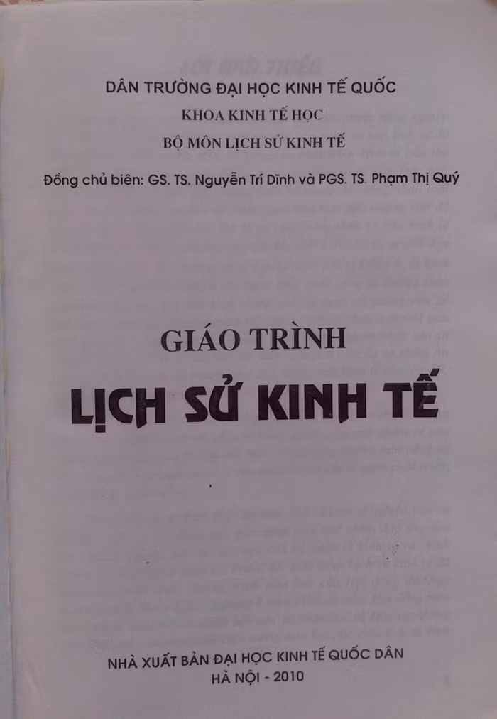 Ngay đầu trang bìa lót dường như ý muốn nói cuốn sách là của “DÂN TRƯỜNG ĐẠI HỌC KINH TẾ QUỐC” nào đó mà tìm mãi chúng ta cũng không biết cái “Trường Đại học kinh tế quốc” nó nằm ở địa phương nào? Sao lại có dân?