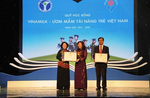 Thứ trưởng Bộ Giáo dục và Đào tạo – Bà Nguyễn Thị Nghĩa trao bằng khen Vì sự nghiệp phát triển giáo dục Việt Nam cho Công ty Vinamilk và cá nhân Bà Mai Kiều Liên-CT HĐQT kiêm TGĐ Vinamilk