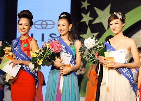 Niềm vui của Bích Khanh như vỡ òa khi chính thức trở thành Miss Ngôi Sao 2012. >>BẤM ĐÂY XEM CẬP NHẬT ĐIỂM THI ĐẠI HỌC, CAO ĐẲNG NHANH NHẤT 2012