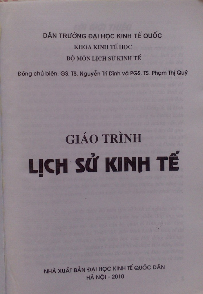 Ngay đầu trang bìa lót dường như ý muốn nói cuốn sách là của “DÂN TRƯỜNG ĐẠI HỌC KINH TẾ QUỐC” nào đó mà tìm mãi chúng ta cũng không biết cái “Trường Đại học kinh tế quốc” nó nằm ở địa phương nào mà sao lại có dân? >>ĐIỂM MẶT CÁC THỦ KHOA ĐẠI HỌC 2012 Ngay đầu trang bìa lót dường như ý muốn nói cuốn sách là của “DÂN TRƯỜNG ĐẠI HỌC KINH TẾ QUỐC” nào đó mà tìm mãi chúng ta cũng không biết cái “Trường Đại học kinh tế quốc” nó nằm ở địa phương nào mà sao lại có dân? >>ĐIỂM MẶT CÁC THỦ KHOA ĐẠI HỌC 2012