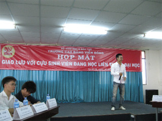 Phạm Khắc Thống - cựu SV kế toán K2 Trường CĐ Viễn Đông đang giao lưu với các sinh viên của trường - Ảnh: Hải Đông