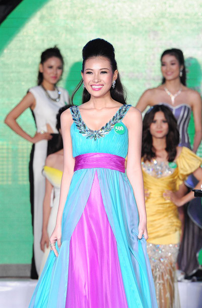 Sau khi trải qua phần thi 'Trang phục thể thao', Nguyễn Thị Bích Khanh lọt vào top 10 và có cơ hội thể hiện sự duyên dáng trong phần thi 'Trang phục dạ hội'. Sau đó, cô tiếp tục được xướng tên vào top 5 và trải qua phần thi ứng xử với câu trả lời xúc động về mẹ. >>BẤM ĐÂY XEM CẬP NHẬT ĐIỂM THI ĐẠI HỌC, CAO ĐẲNG NHANH NHẤT 2012 Sau khi trải qua phần thi 'Trang phục thể thao', Nguyễn Thị Bích Khanh lọt vào top 10 và có cơ hội thể hiện sự duyên dáng trong phần thi 'Trang phục dạ hội'. Sau đó, cô tiếp tục được xướng tên vào top 5 và trải qua phần thi ứng xử với câu trả lời xúc động về mẹ. >>BẤM ĐÂY XEM CẬP NHẬT ĐIỂM THI ĐẠI HỌC, CAO ĐẲNG NHANH NHẤT 2012
